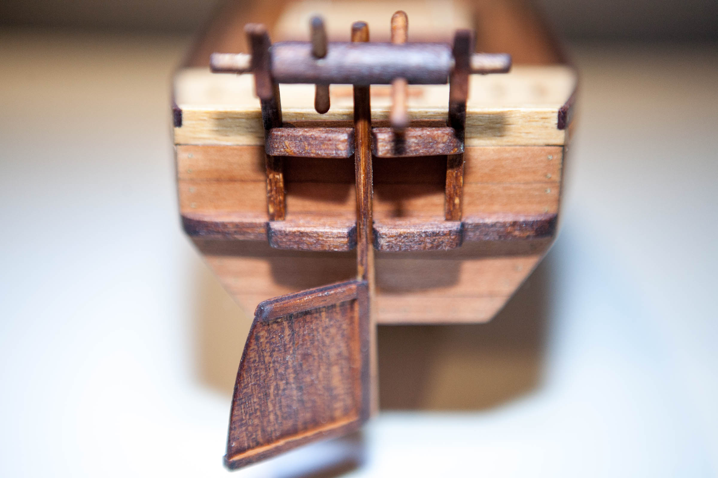 Dzonka-30.jpg (242.8 KiB) Przejrzano 10511 razy Uzbroiłem cały tył. Wycięte elementy spasowałem, zabejcowałem a następnie pociągnąłem pokostem lnianym. Mechanizmy są ruchome.