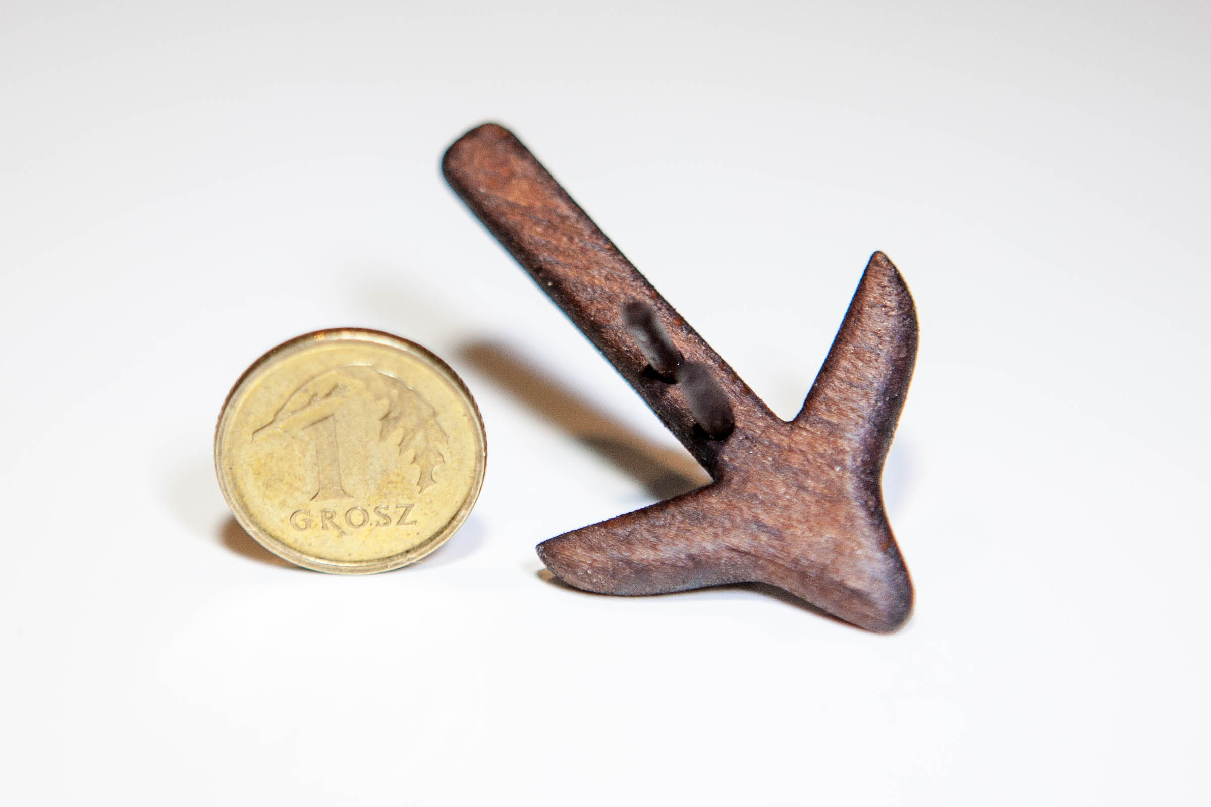 Dzonka-31.jpg (185.54 KiB) Przejrzano 10511 razy Zrobiłem kotwicę z łyżki bukowej przy użyciu iglaków i dremelka. Zabejcowana na ciemno i zapokostowana.