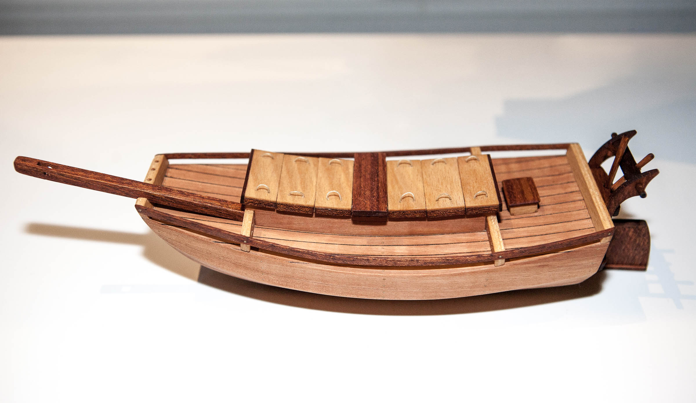 Dzonka-33.jpg (261.9 KiB) Przejrzano 10511 razy Na koniec malowanie a właściwie jego brak. Bardzo się cieszę, że nie pomalowałem gruszy i zgodnie z radami użyłem tylko pokostu. Już nigdy gruszy nie pomaluję. Co innego buk - nie podoba mi się w pokoście (można zobaczyć pokrywę ładowni - wygląda lepiej niż na żywo). A że robię z niego elementy dodatkowe to je bejcuję dla kontrastu.