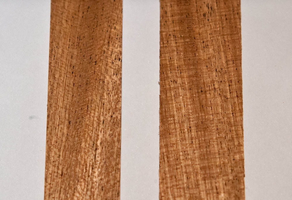 0269.jpg (122.03 KiB) Przejrzano 8903 razy Gotowe obrzeża miewają wady krawędzi, co powoduje powstawanie przy klejeniu postrzępionych szczelinek między paskami. Po prawej obrzeże z niebciętymi krawędziami.