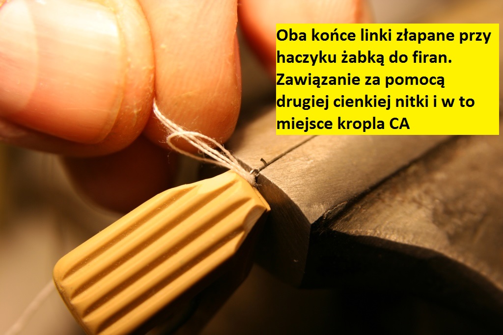 Szybki węzełek - zaciśnięcie jak najbliżej haczyka i zaklejenie