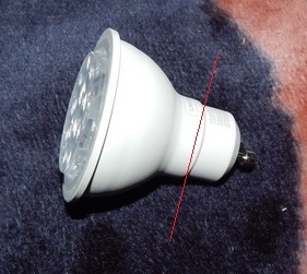 Materiał wyjściowy to żarówka (halogenowa) w tym przypadku Ledowa. Wykorzystałem tylną odciętą zaznaczoną część, która pasowała mi wymiarami oraz jednego Leda.