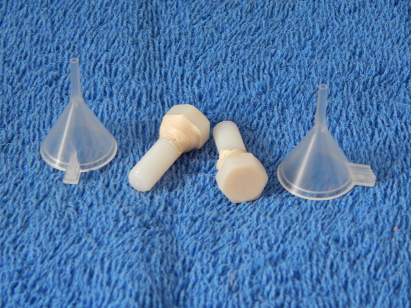 Materiał wyjściowy to dwie śruby plastikowe M8 z łbem sześciokątnym 13, oraz micro lejki do nalewania perfum do flakoników.
