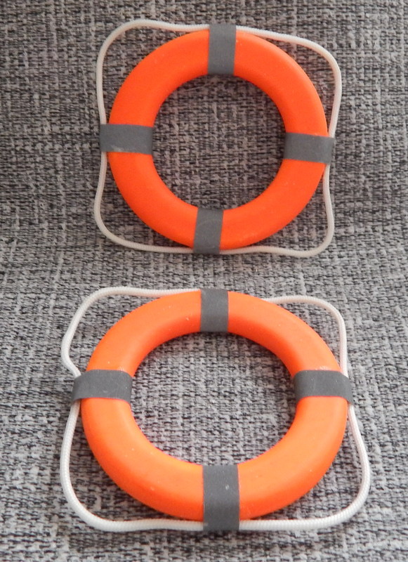 Materiał to balsa 8mm. Taśmy odblaskowe pochodzą ze starej kamizelki safety.