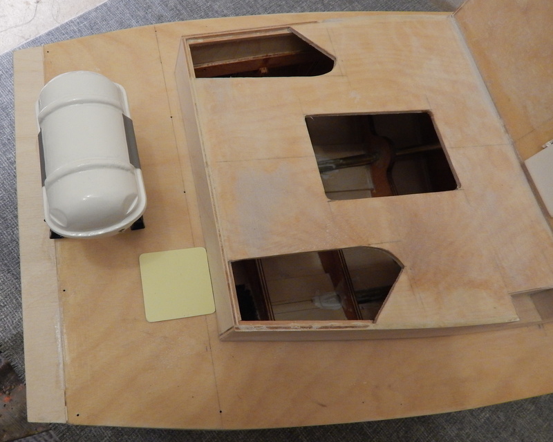 DSCN3167.JPG (158.02 KiB) Przejrzano 8848 razy Na fotce usytuowanie stojaka tratwy przed przeróbką. Widać, że na właz nie ma miejsca.