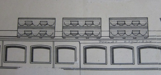 Na tych dwóch fotkach powyżej są tratwy ratunkowe, jakie wówczas były stosowane. Pamiętam, że były w postaci ram wykonanych ze stalowych pływaków, obitych jakoś listwami i z dnem w postaci (chyba drewnianych) kratownic. Całość była malowana na szaro (dziś nie do pomyślenia, aby sprzęt ratunkowy był w tym kolorze!). Wokół przymocowane były uchwyty z lin. Mniej więcej to jest narysowane na planach, lecz zbyt mało jest szczegółów. I tu moje pytanie: czy ktoś z Kolegów ma może jakieś zdjęcia, lub bardziej szczegółowe rysunki, abym mógł odtworzyć to w skali modelu?