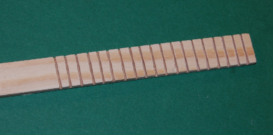 c9f2bfdde9e1a3b819eb9f6c.jpg (109.79 KiB) Przejrzano 12440 razy sklejka 4 mm; na długości ok. 10 cm natrasowałem ołówkiem co ok. 5 mm i naciąłem piłką na ok. 2/3 grubości