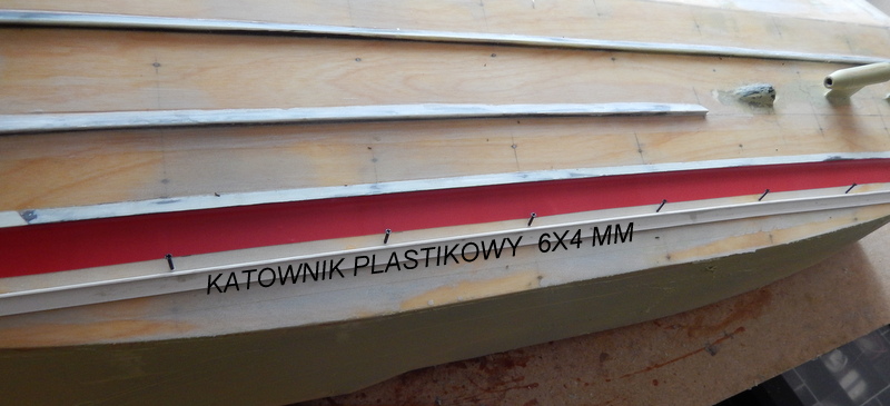 DSCN3626.JPG (114.47 KiB) Przejrzano 7879 razy Do taśmy dwustronnie przylepiającej (dość mocna musi być) przyklejony plastikowy kątownik 6x4mm