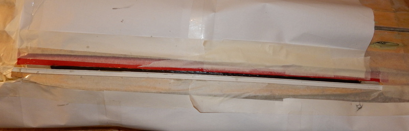 DSCN3630.JPG (66.42 KiB) Przejrzano 7122 razy Teraz żywica epoksydowa i rowing węglowy. Przód redanu i tył wypełniony szpachlówką poliestrową z dodatkiem włókna szklanego tworzy zabezpieczenie przed spływaniem żywicy.