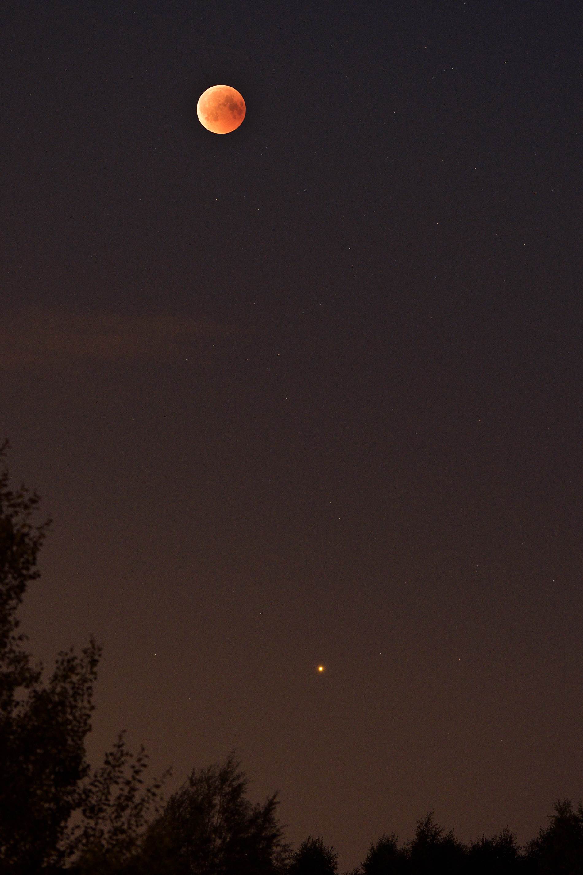 ZacmMoon135mm3.jpg (412.33 KiB) Przejrzano 11305 razy Księżyc w cieniu i Mars w opozycji