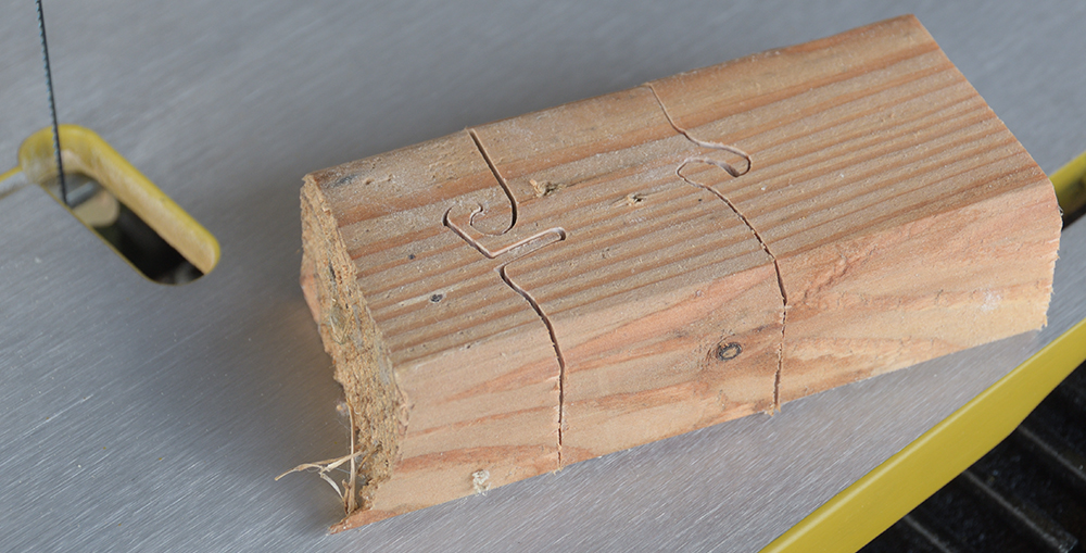 puzzle.jpg (445.74 KiB) Przejrzano 9927 razy Tak wygląda przykładowe cięcie, po lewej płaskim brzeszczotem z zestawu, po prawej brzeszczotem spiralnym, ale źle zamocowanym w kamieniach. Rzaz <mm