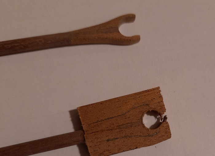 20210325_195900.jpg (100.07 KiB) Przejrzano 5795 razy Gardy gafla i bomu to deseczka z przewierconym otworem o średnicy drzewca połączonych klejem i poddanym jedynie szlifowaniu