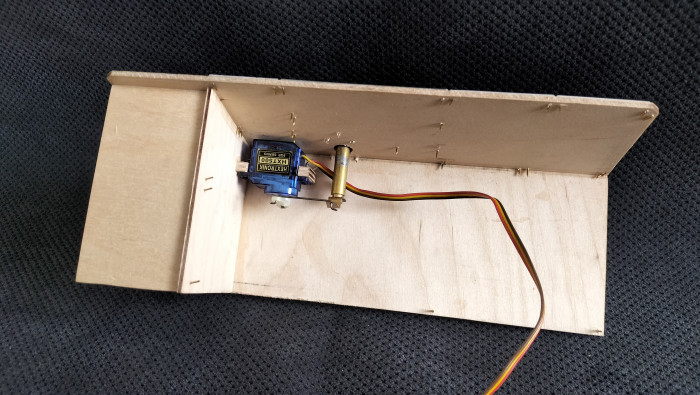 IMG20230629133850.jpg (2.72 MiB) Przejrzano 3405 razy Serwo napędzające uchwyt połączone z serwem steru