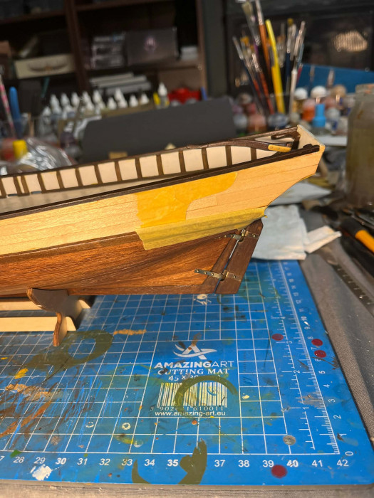 zamontowany ster i maski na rufie