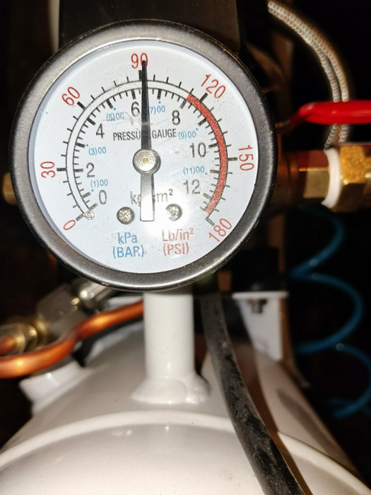 Manometr kompresora.jpg